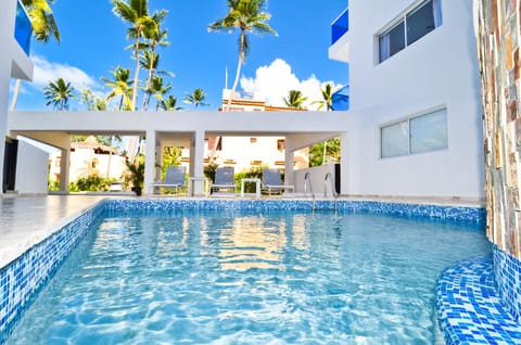 Outdoor pool, sun loungers