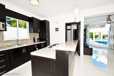 Luxury Condo, 2 Bedrooms, Terrace, Pool View | Private kitchen | Full-size fridge, microwave, oven, stovetop