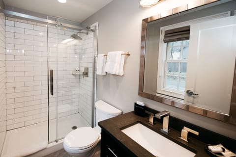 Standard Room, 1 Queen bed | Bathroom | Shower, free toiletries, hair dryer, towels