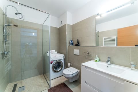 Superior Apartment, 1 Queen Bed | Bathroom | Combined shower/tub, free toiletries, slippers, towels