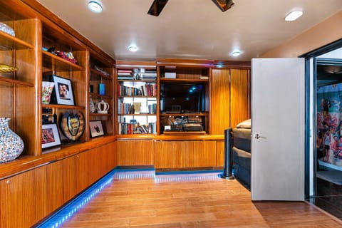 Full office with Sonos sounds, super high speed WIFI