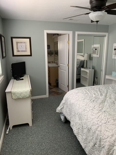 QUEEN BED WITH ONSUITE