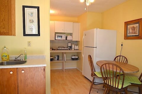 Cottage, 1 Bedroom, Kitchen (6) | Private kitchenette | Fridge, microwave, oven, coffee/tea maker