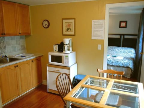 Cottage, 1 Bedroom, Kitchen (3) | Private kitchen | Fridge, microwave, oven, coffee/tea maker