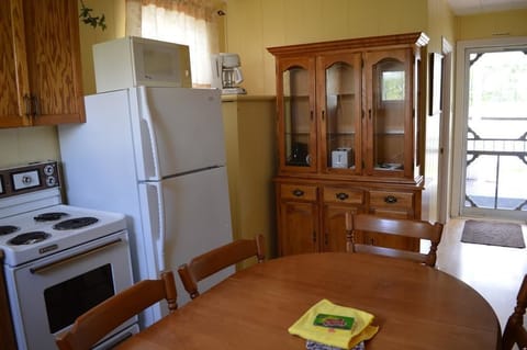 Cottage, 2 Bedrooms, Kitchen, Pool View (8) | Private kitchen | Fridge, microwave, oven, coffee/tea maker