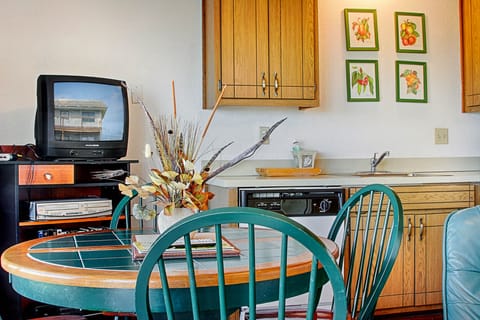 Family Condo, 1 Bedroom, Beach View, Beachfront | In-room dining