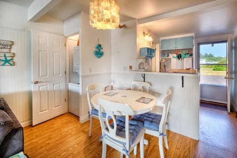 Deluxe Condo, 2 Bedrooms, Fireplace, Oceanfront | Private kitchen | Fridge, microwave, oven, stovetop