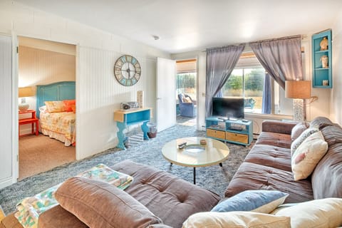 Deluxe Condo, 2 Bedrooms, Fireplace, Oceanfront | Living room | Flat-screen TV, fireplace, DVD player