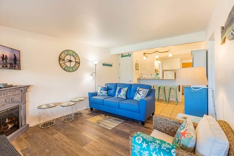 Deluxe Condo, 2 Bedrooms, Fireplace, Oceanfront | Living area | Flat-screen TV, fireplace, DVD player