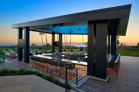 2 bars/lounges, poolside bar