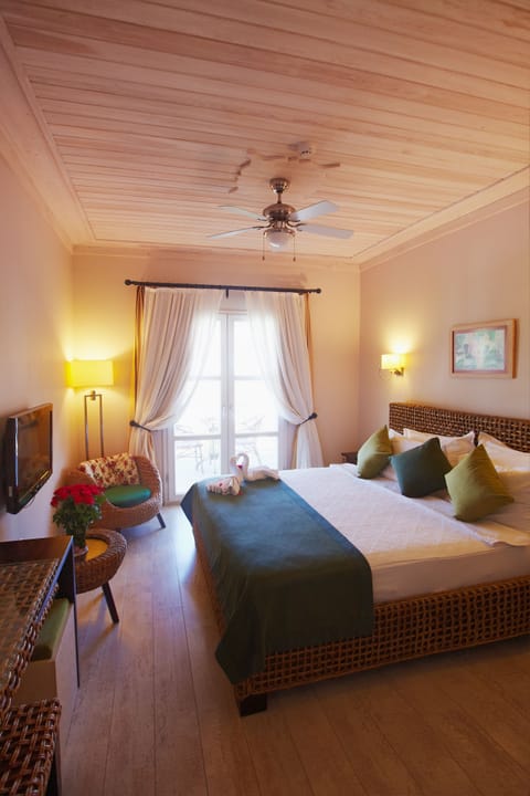 Minibar, in-room safe, desk, iron/ironing board