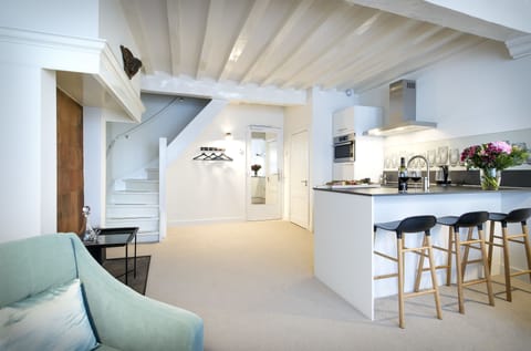 Luxury Double Room, 1 Queen Bed (5) | Living area | Flat-screen TV