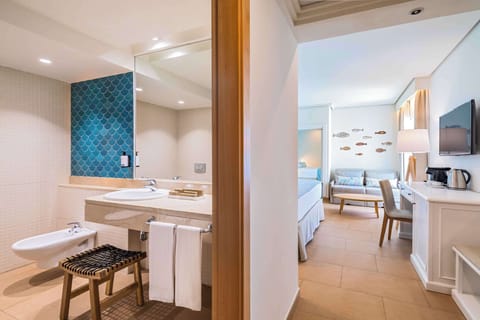 Premium Family Room | Bathroom | Shower, rainfall showerhead, free toiletries, hair dryer