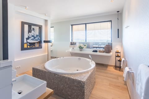 Luxury Suite, Sauna | Bathroom | Shower, rainfall showerhead, free toiletries, hair dryer