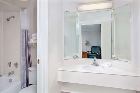 Combined shower/tub, free toiletries, hair dryer, towels