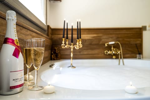 Junior Suite with Jetted Tub | Jetted tub