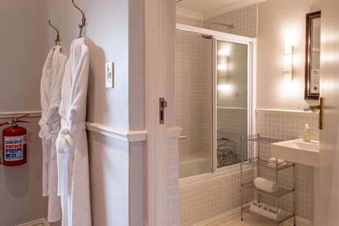 Classic Double Room | Bathroom | Shower, rainfall showerhead, hair dryer, slippers