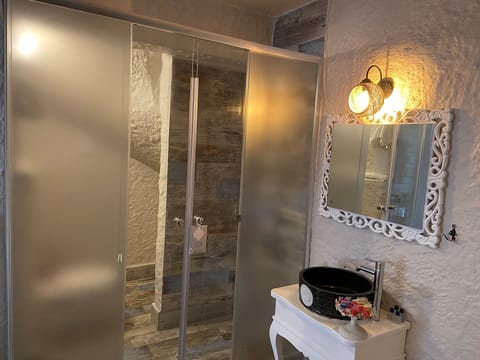 Junior Room | Bathroom | Shower, free toiletries, hair dryer, slippers