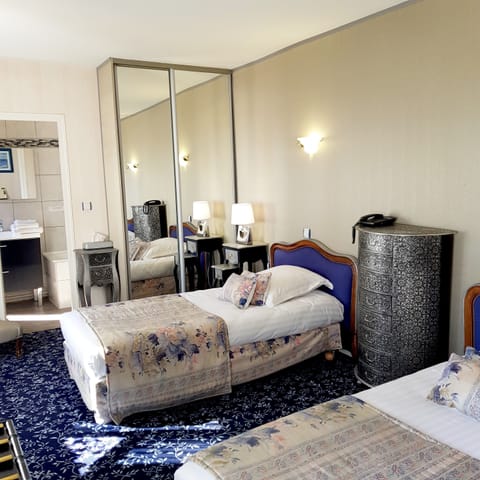 Standard Twin Room | Minibar, desk, blackout drapes, rollaway beds