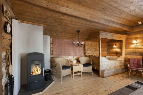 Cabin Superior, 5 Bedrooms, Sauna, Location Vierli | Living area | 24-inch flat-screen TV with cable channels, TV, fireplace