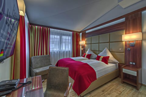 Standard Room, 2 Twin Beds | 1 bedroom, down comforters, minibar, in-room safe