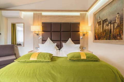 1 bedroom, hypo-allergenic bedding, down comforters, minibar