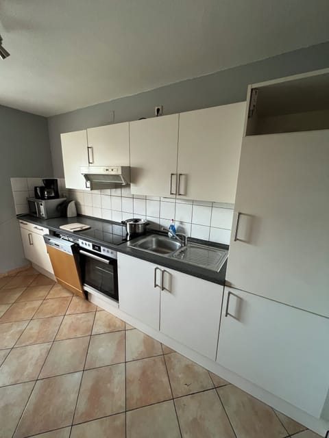 Basic House | Private kitchen | Fridge, oven, dishwasher, cookware/dishes/utensils