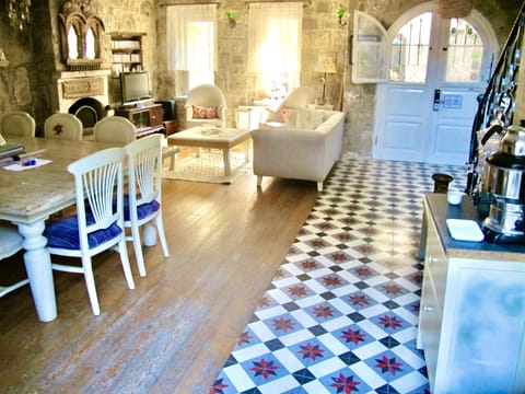 Standard Room, 2 Twin Beds | Living area | Books, music library, video library