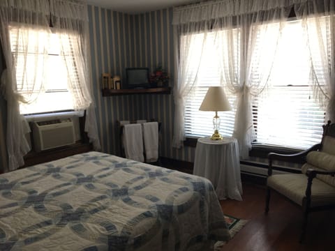 Basic Single Room | Individually decorated, individually furnished, free WiFi, bed sheets