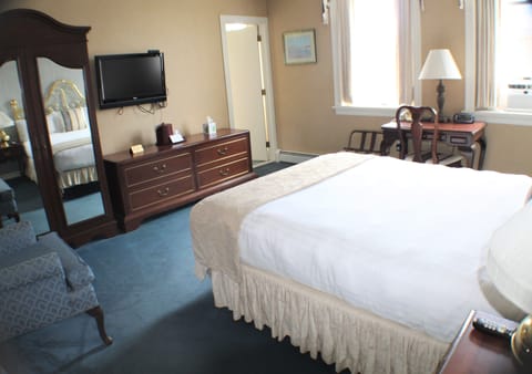 Deluxe Room, 1 Queen Bed | Premium bedding, individually decorated, individually furnished