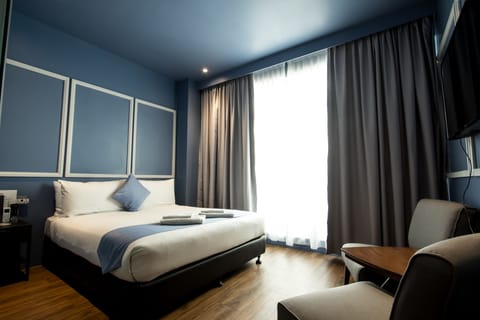 Deluxe Room, 1 Queen Bed | In-room safe, iron/ironing board, free WiFi, bed sheets