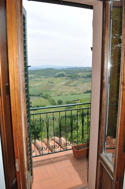 Enjoy your morning coffee w. your soulmate in this gorgeous balcony w. panorama
