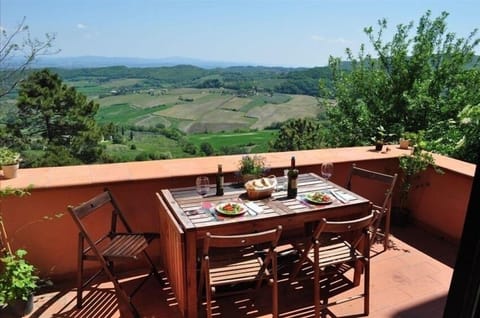 Breakfast, lunch and dinner with lake, vineyard and olive groves in front of you