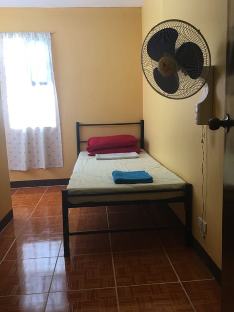 Basic Single Room, 1 Bedroom, Non Smoking, Mountain View | Laptop workspace, bed sheets