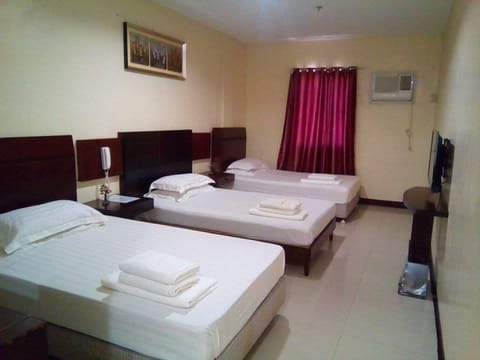 VIP Family Room | Desk, free WiFi, bed sheets