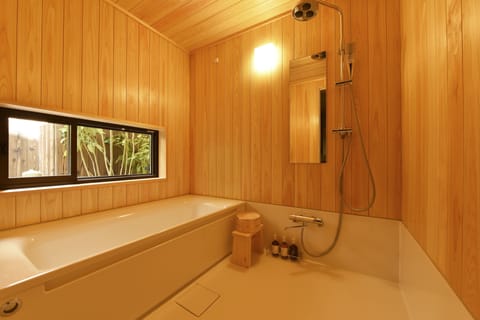 Whole Rent Town House | Bathroom | Separate tub and shower, rainfall showerhead, free toiletries