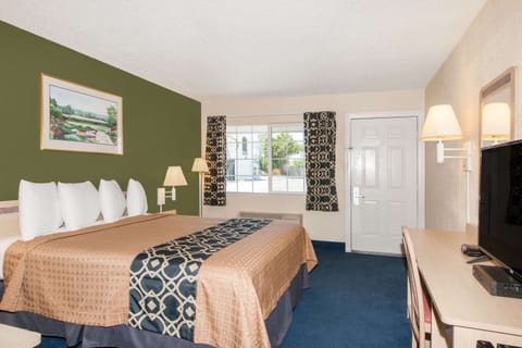 Standard Room, 1 King Bed, Non Smoking | Desk, blackout drapes, iron/ironing board, free WiFi