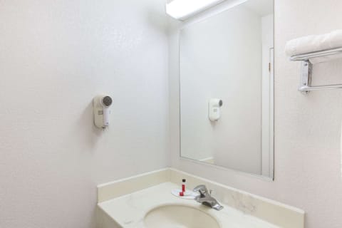 Combined shower/tub, free toiletries, hair dryer, towels