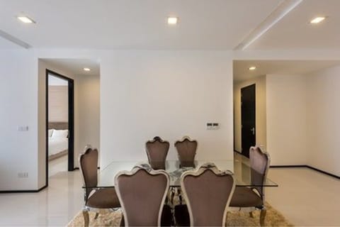 Luxury Apartment, 2 Bedrooms, Non Smoking, City View | In-room dining