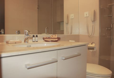 Comfort Suite | Bathroom | Free toiletries, hair dryer, bathrobes, slippers