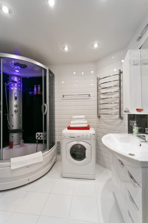 Superior Apartment (Gorodskoi Val street 9) | Bathroom | Shower, free toiletries, hair dryer, towels