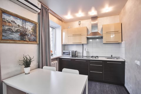 Superior Studio Apartment (Gorodskoi Val street 9) | Private kitchen | Mini-fridge, microwave, stovetop, electric kettle