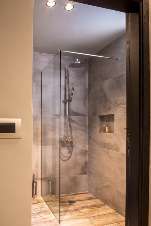 Standard Double Room | Bathroom shower