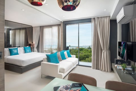 One Bedroom Deluxe Seaview Double | 1 bedroom, minibar, in-room safe, desk