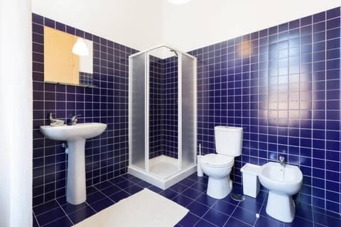 Suite, Private Bathroom, Garden View | Bathroom | Free toiletries, hair dryer, towels