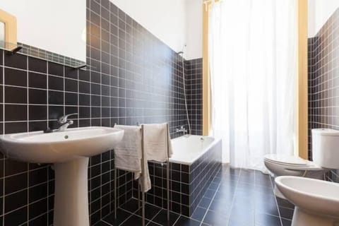 Triple Room, Private Bathroom, Garden View | Bathroom | Free toiletries, hair dryer, towels