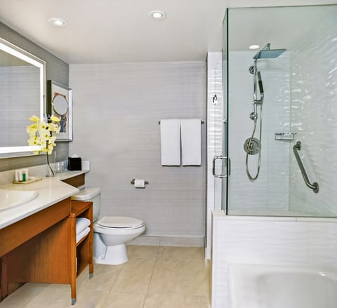 Premier King | Bathroom | Combined shower/tub, free toiletries, hair dryer, towels