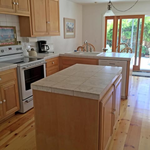 Fully equipped kitchen, dining for 4 inside and 4 outside.