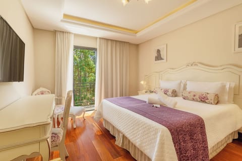 Suite Luxo com Varanda | Premium bedding, minibar, in-room safe, individually decorated