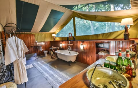 Deluxe Tent, 1 Bedroom | Bathroom | Combined shower/tub, free toiletries, bathrobes, bidet